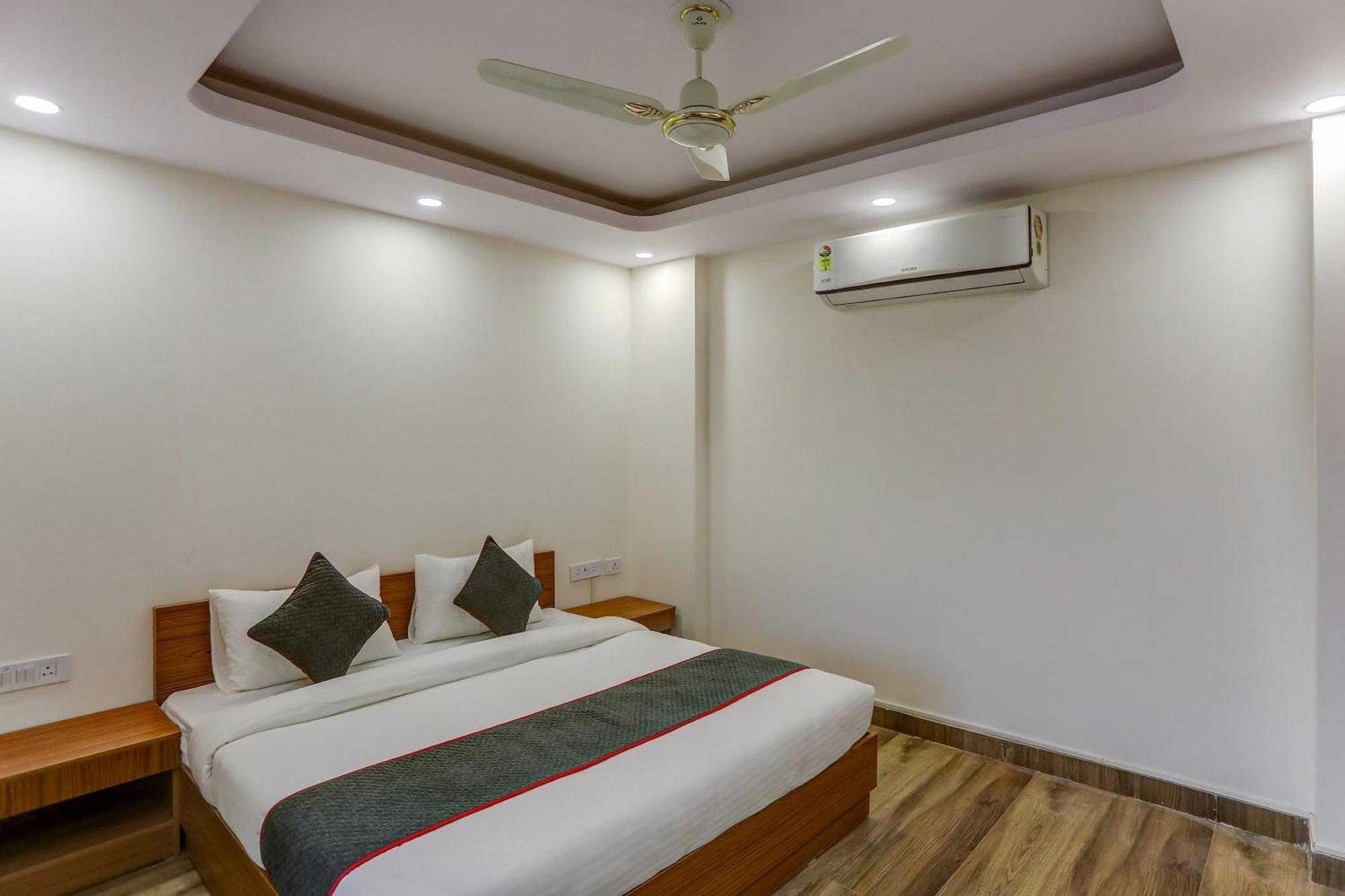 Collection O The Doors Near Appu Ghar Hotel Gurgaon Exterior foto
