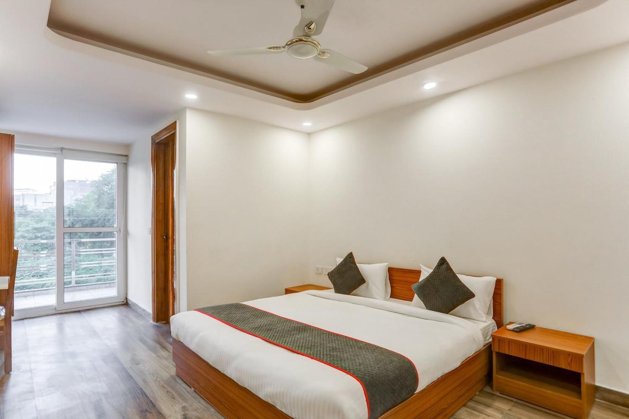 Collection O The Doors Near Appu Ghar Hotel Gurgaon Exterior foto
