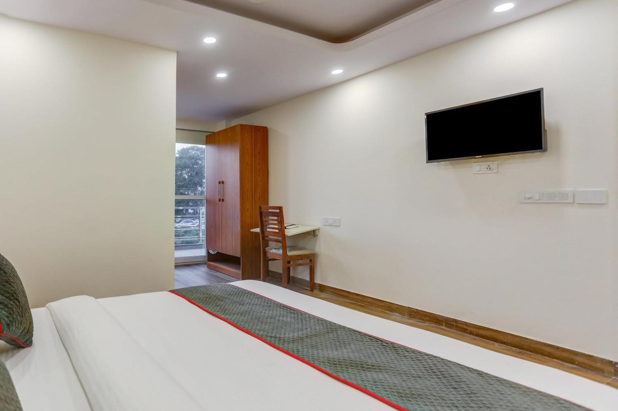 Collection O The Doors Near Appu Ghar Hotel Gurgaon Exterior foto