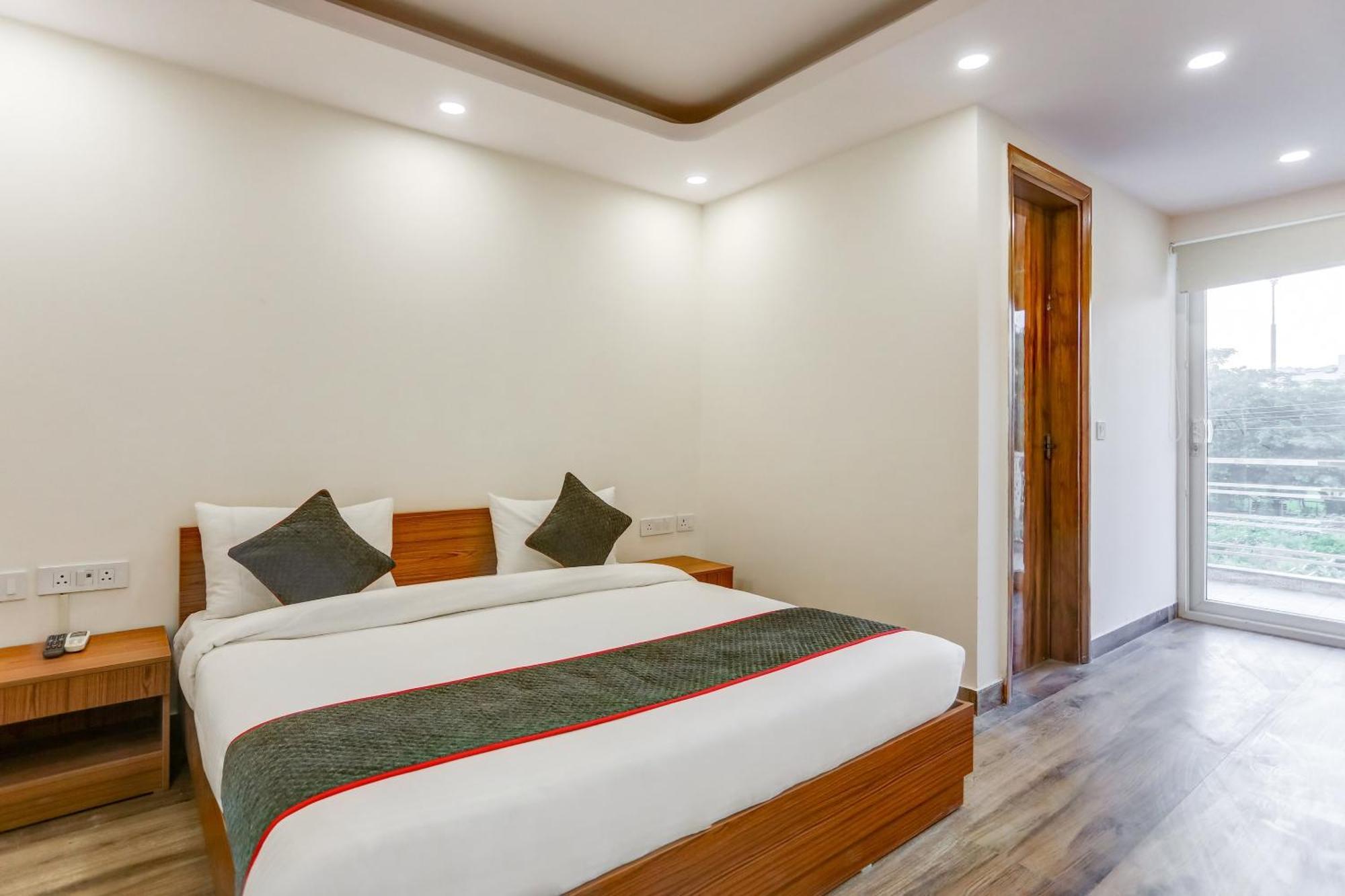Collection O The Doors Near Appu Ghar Hotel Gurgaon Exterior foto