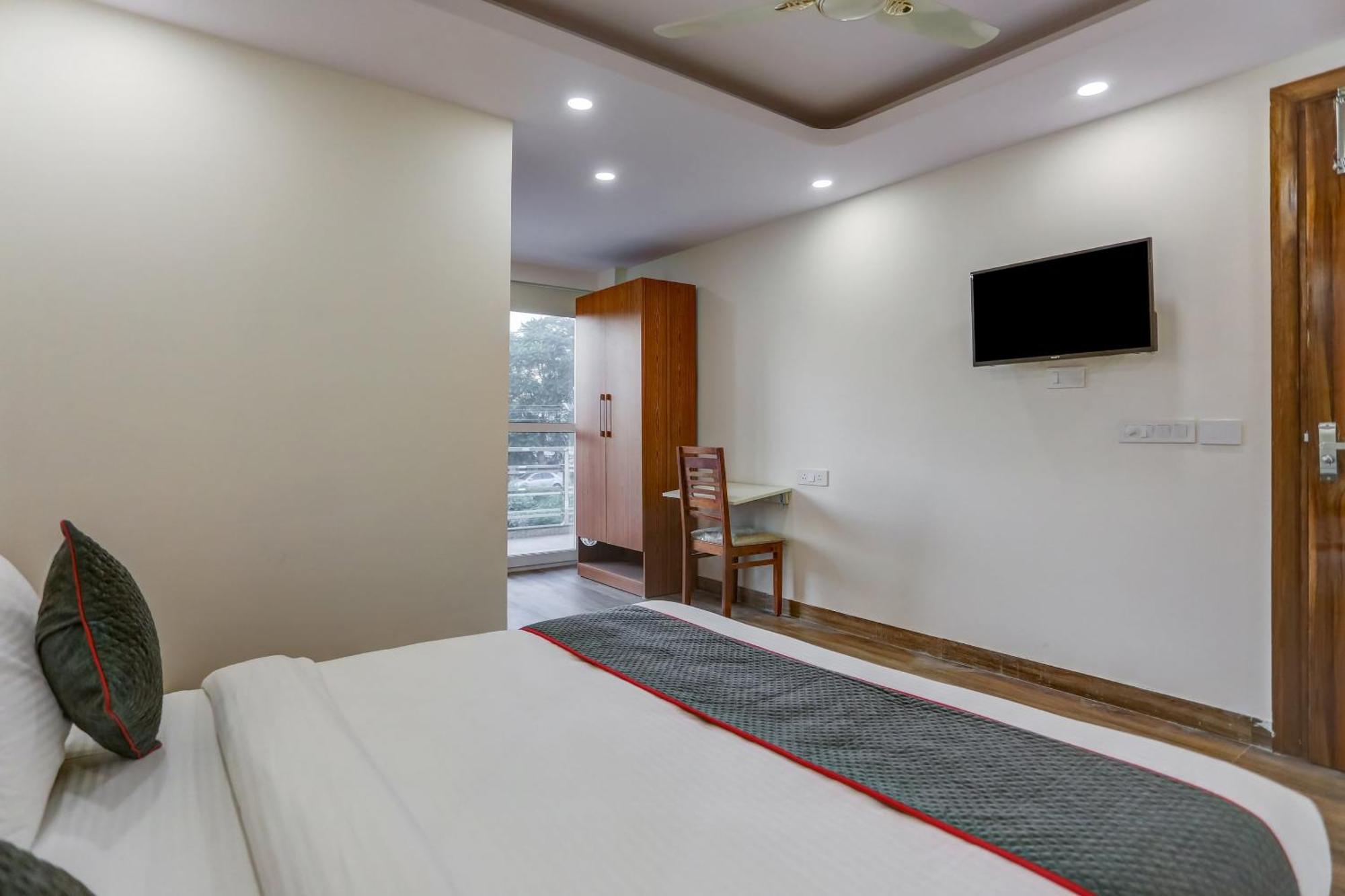 Collection O The Doors Near Appu Ghar Hotel Gurgaon Exterior foto