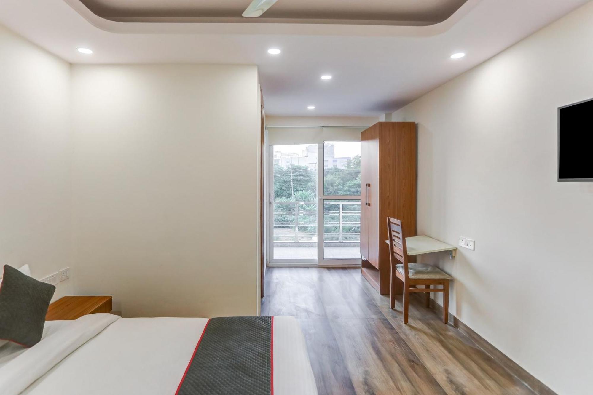 Collection O The Doors Near Appu Ghar Hotel Gurgaon Exterior foto