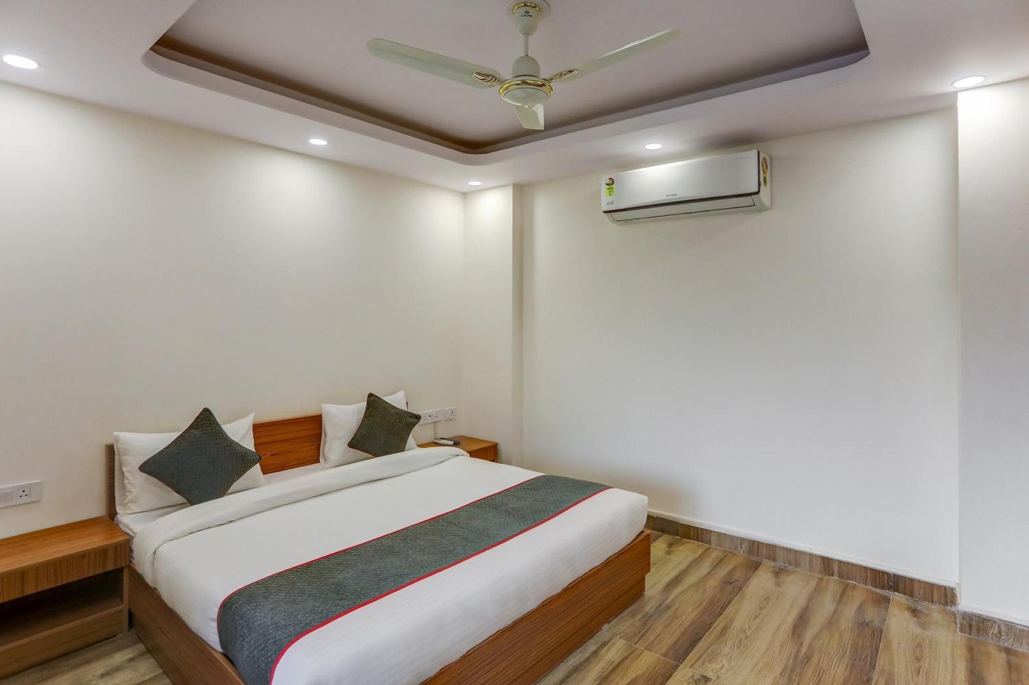 Collection O The Doors Near Appu Ghar Hotel Gurgaon Exterior foto