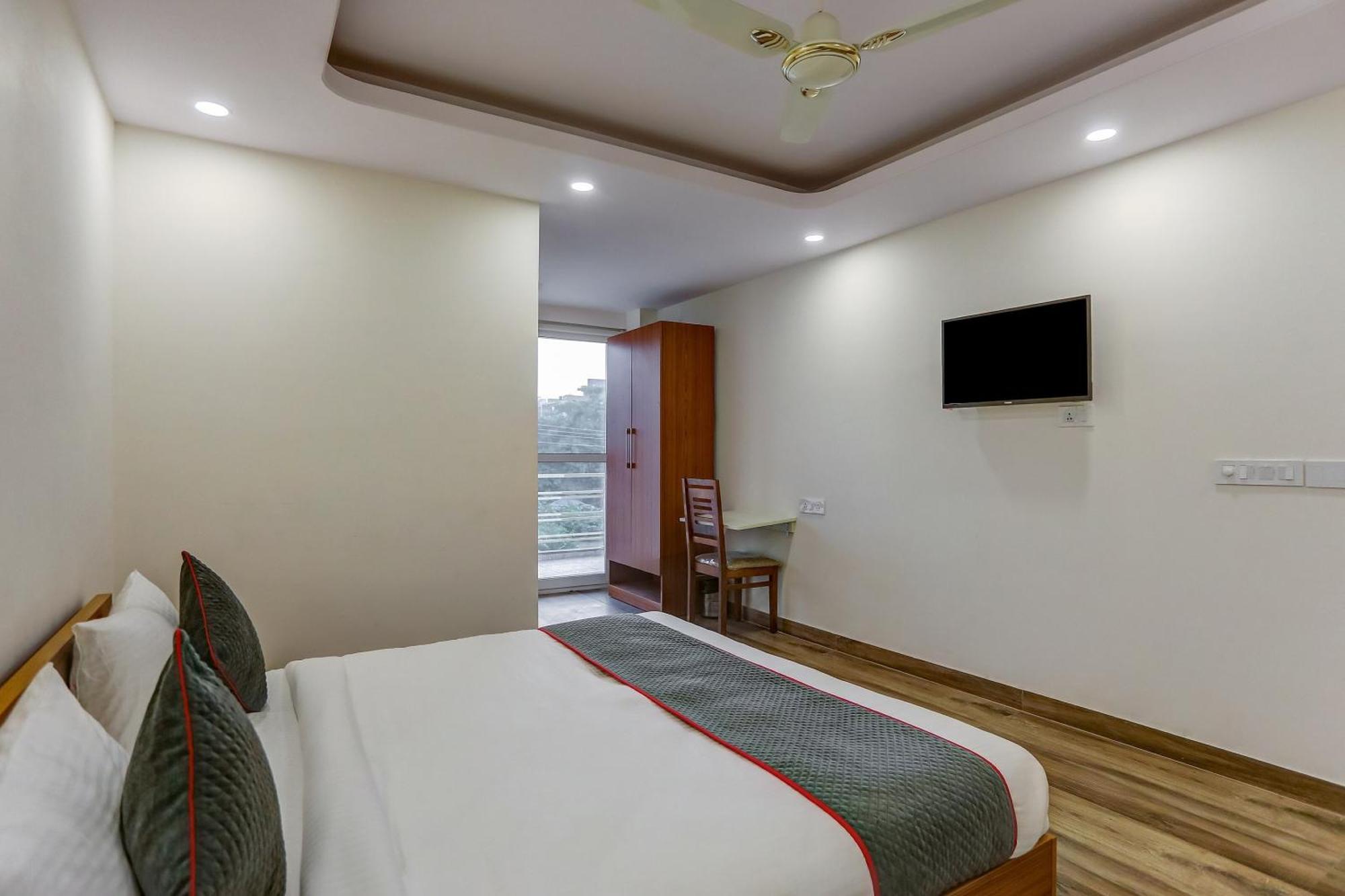 Collection O The Doors Near Appu Ghar Hotel Gurgaon Exterior foto