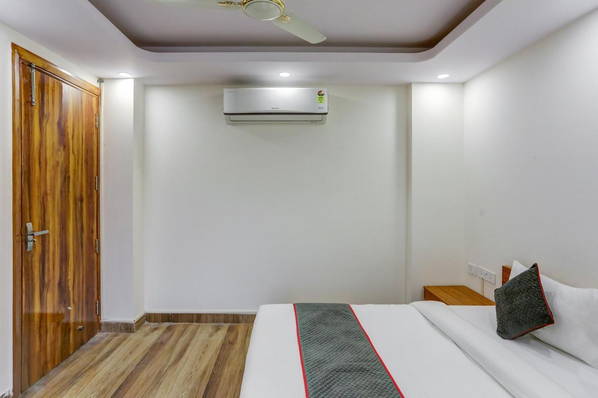 Collection O The Doors Near Appu Ghar Hotel Gurgaon Exterior foto