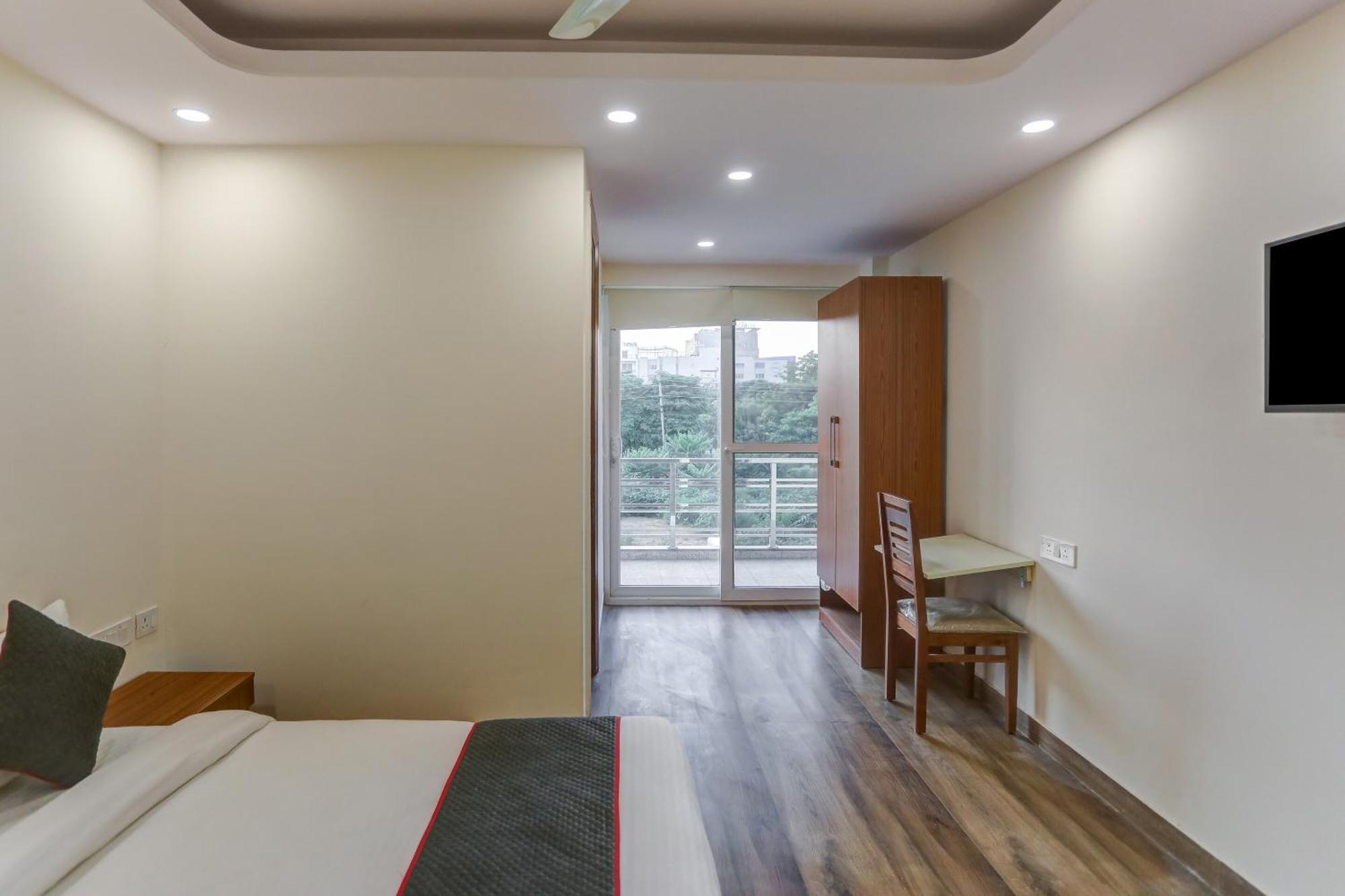 Collection O The Doors Near Appu Ghar Hotel Gurgaon Exterior foto
