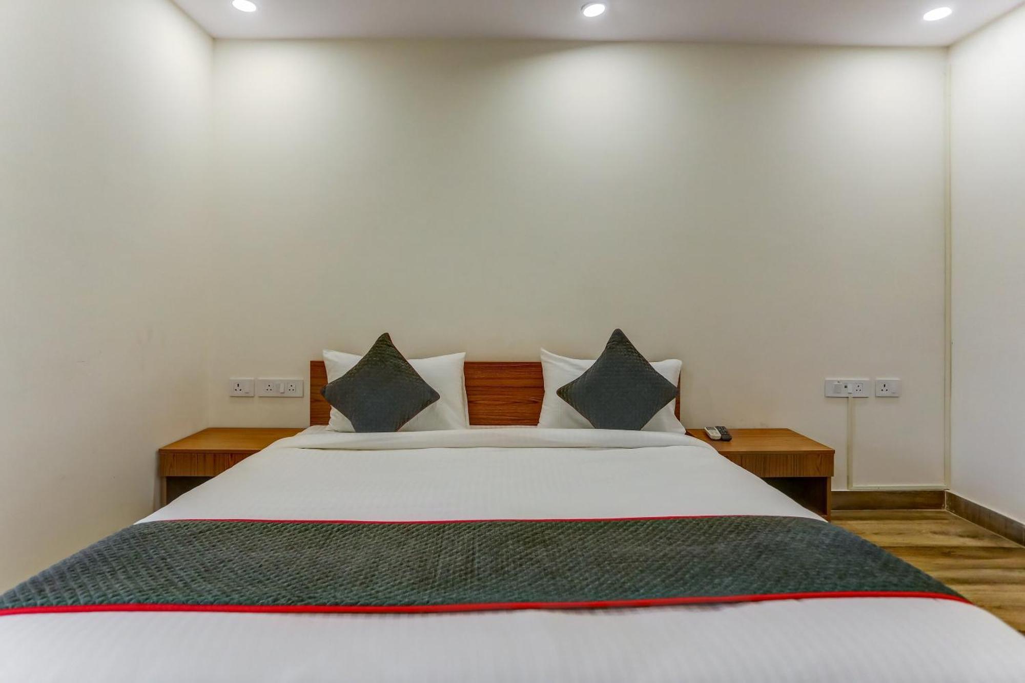 Collection O The Doors Near Appu Ghar Hotel Gurgaon Exterior foto