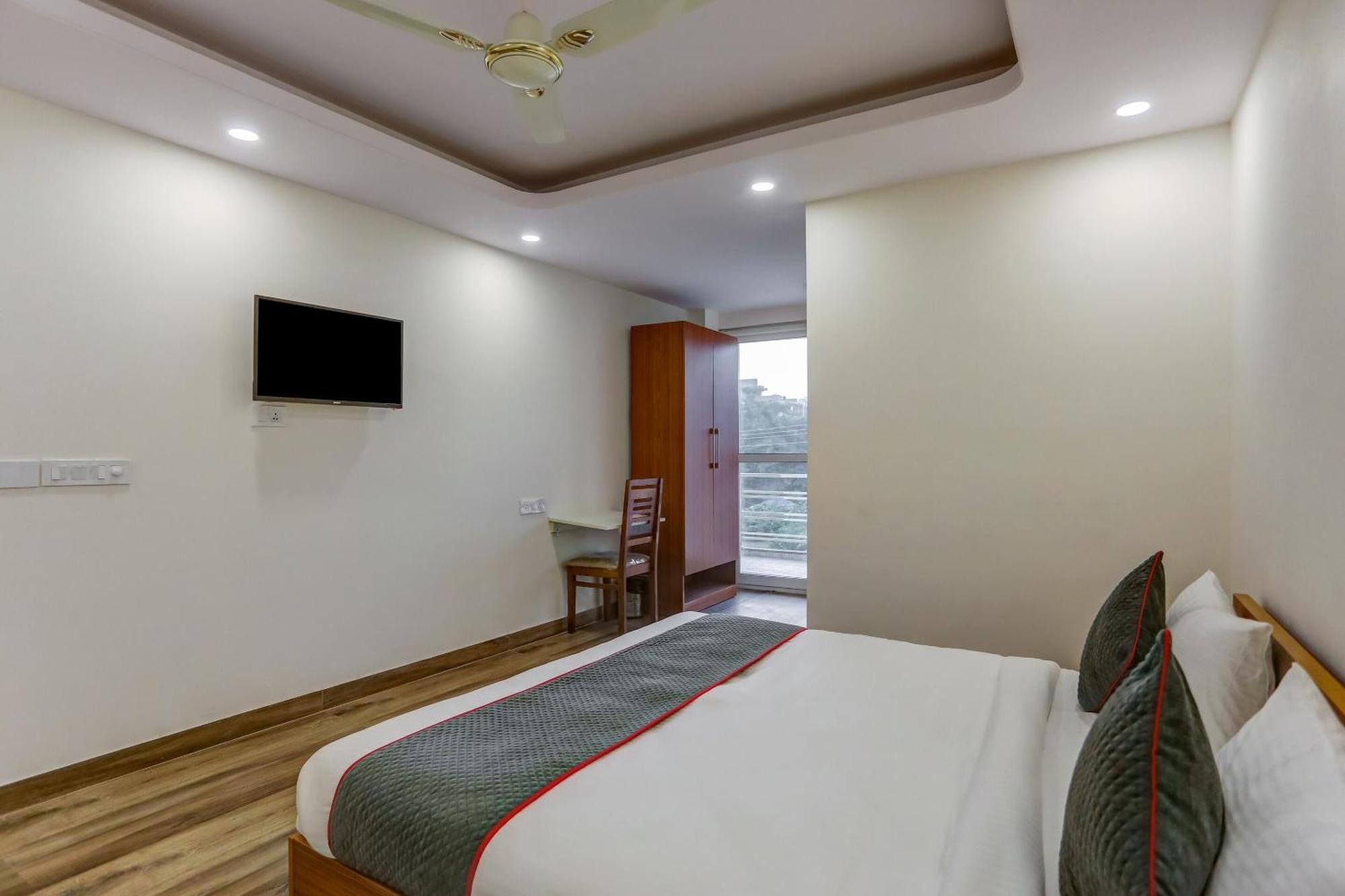 Collection O The Doors Near Appu Ghar Hotel Gurgaon Exterior foto