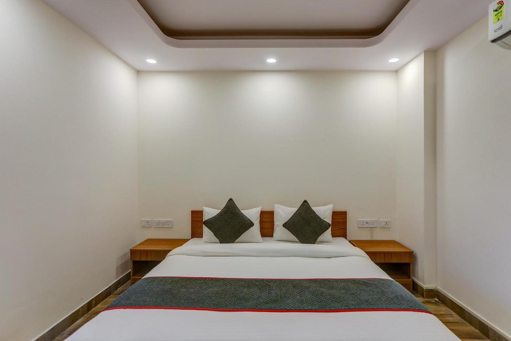 Collection O The Doors Near Appu Ghar Hotel Gurgaon Exterior foto