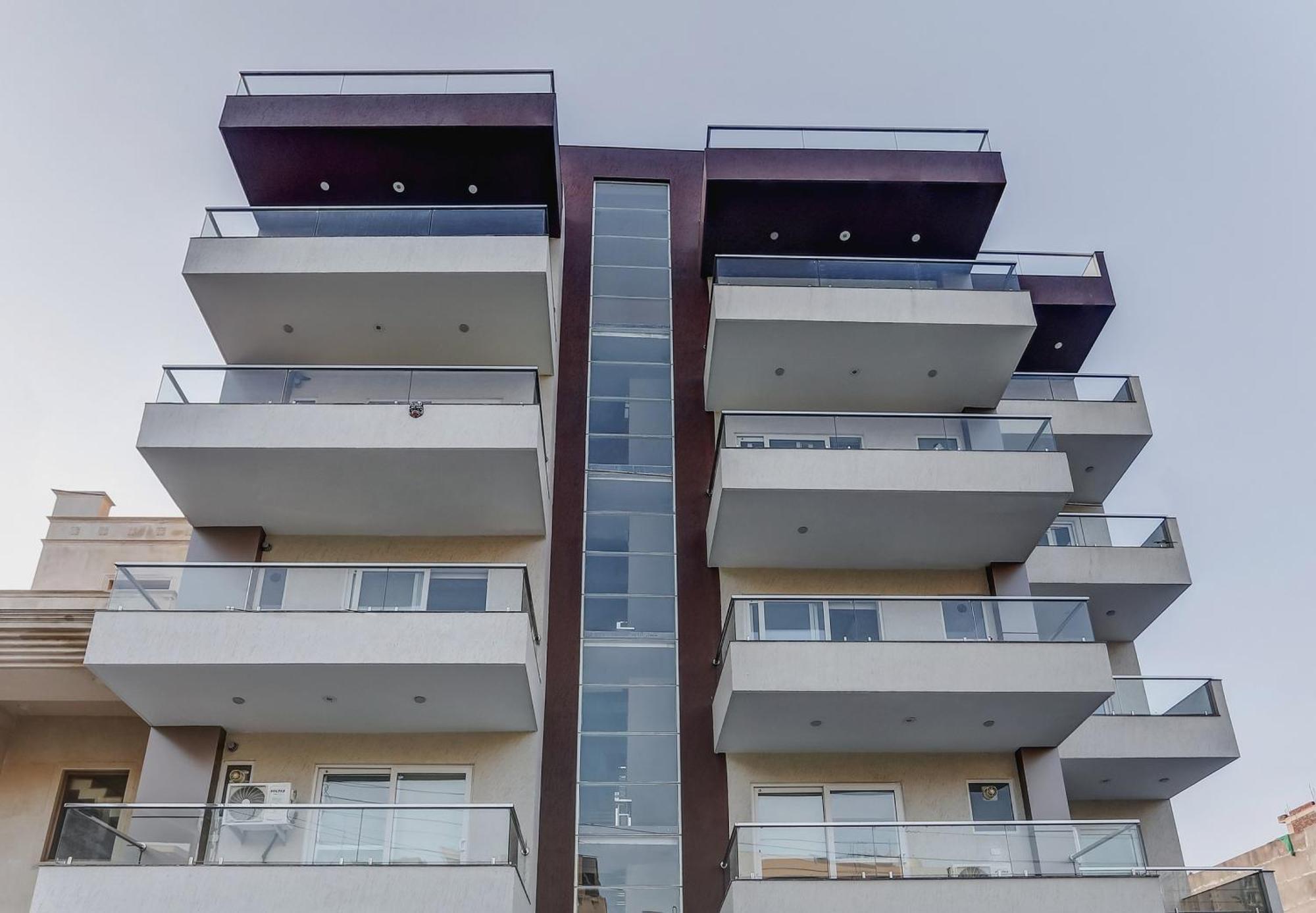 Collection O The Doors Near Appu Ghar Hotel Gurgaon Exterior foto