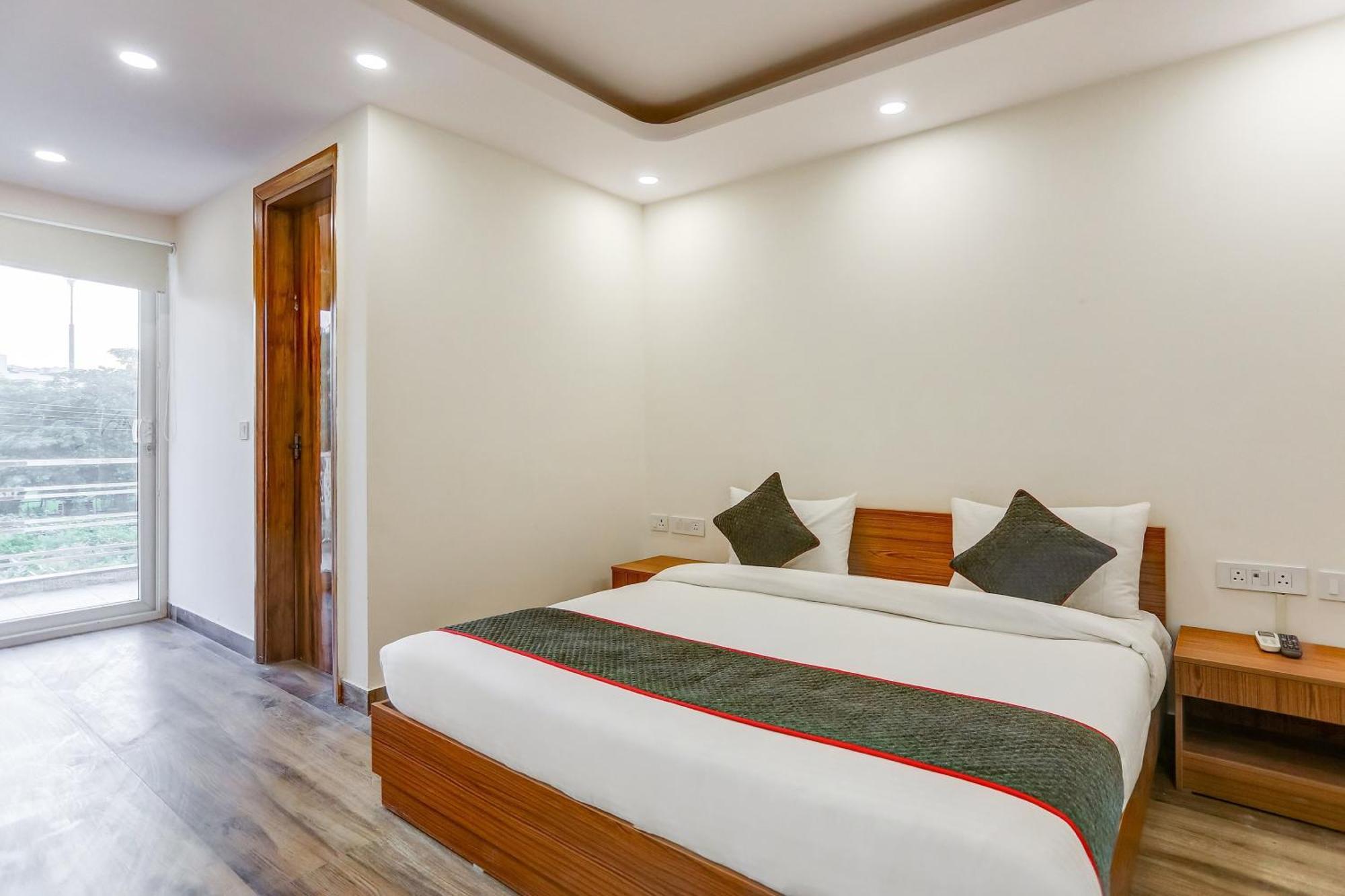 Collection O The Doors Near Appu Ghar Hotel Gurgaon Exterior foto